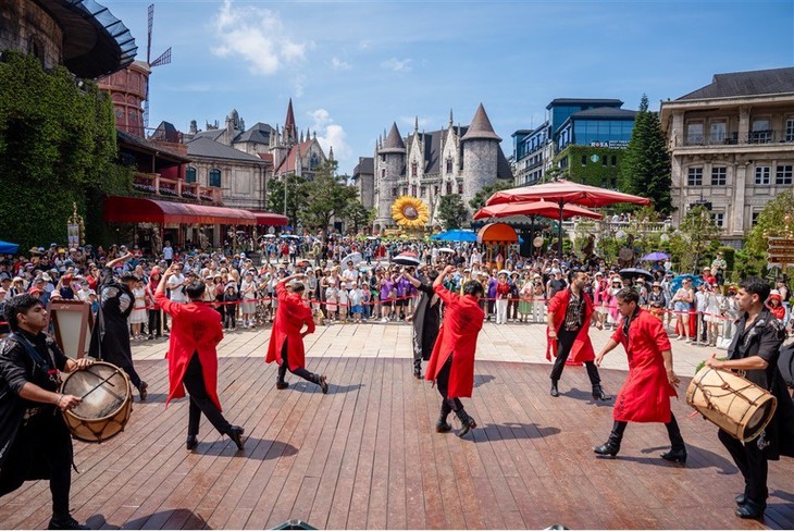 Sun World Ba Na Hills ngợp ngời sắc vàng trong lễ hội Hoa Mặt trời- Ảnh 4.