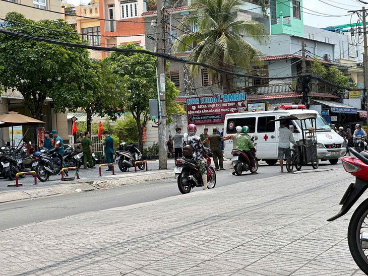 TPHCM: Bé trai 4 tuổi nghi rơi từ tầng cao chung cư ở quận Tân Phú- Ảnh 4.