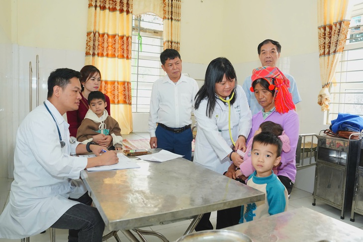 Thầy thuốc Bạch Mai khám, phát thuốc miễn phí cho hơn 1.000 người dân Lai Châu: Ấm áp nghĩa tình nơi biên cương Tổ Quốc- Ảnh 1. Thầy thuốc Bạch Mai khám, phát thuốc miễn phí cho hơn 1.000 người dân Lai Châu: Ấm áp nghĩa tình nơi biên cương Tổ Quốc- Ảnh 1.