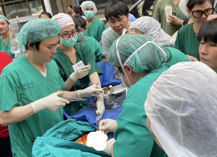 Bác sĩ phẫu thuật ngoài trời để chạy đua cứu sống bệnh nhân trận động đất tại Thái Lan- Ảnh 1.