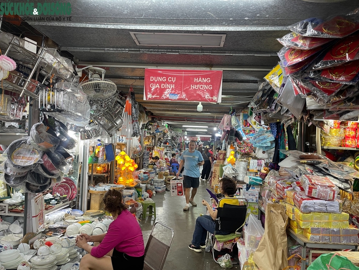 Có gì bên trong khu chợ trăm tuổi ‘dưới lòng đất’ giữa nội thành Hà Nội?- Ảnh 10.
