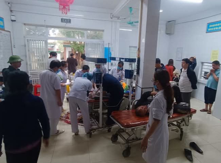 Xe chở giáo viên và học sinh gặp nạn ở đường cao tốc Diễn Châu - Bãi Vọt- Ảnh 1.