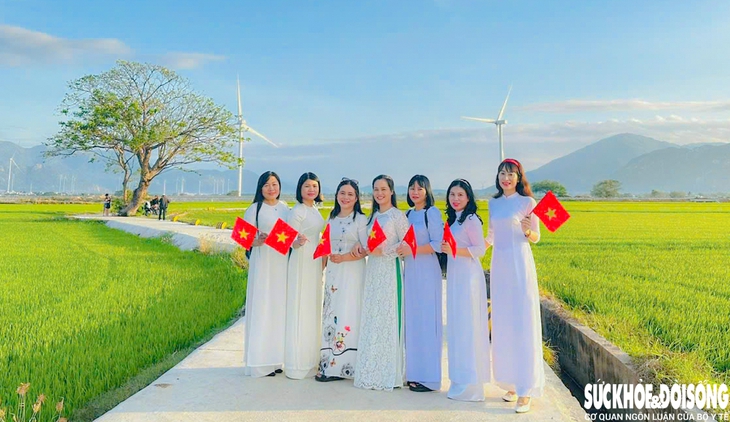 Khi lúa còn xanh, khung cảnh nơi đây như một bức tranh thanh bình với những cánh đồng lúa non trải dài, hòa cùng màu trắng của tuabin gió trên nền trời xanh biếc. Khi lúa còn xanh, khung cảnh nơi đây như một bức tranh thanh bình với những cánh đồng lúa non trải dài, hòa cùng màu trắng của tuabin gió trên nền trời xanh biếc.