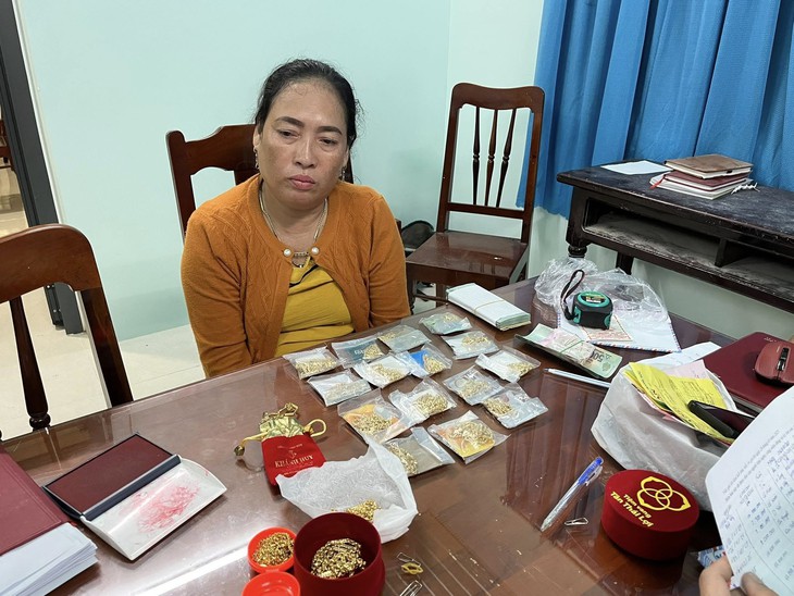 Một phụ nữ 20 lần dùng vàng giả đi cầm cố chiếm đoạt hơn 220 triệu đồng- Ảnh 1.