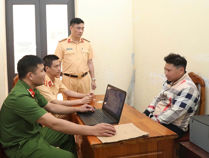 Bị bắt vì mua bằng lái xe giả qua mạng giá 1,1 triệu đồng- Ảnh 1.