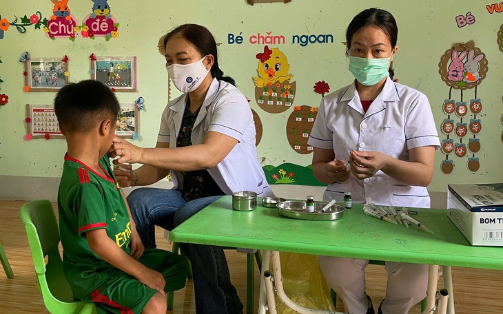 Gian nan hành trình đưa vaccine sởi đến với trẻ vùng biên