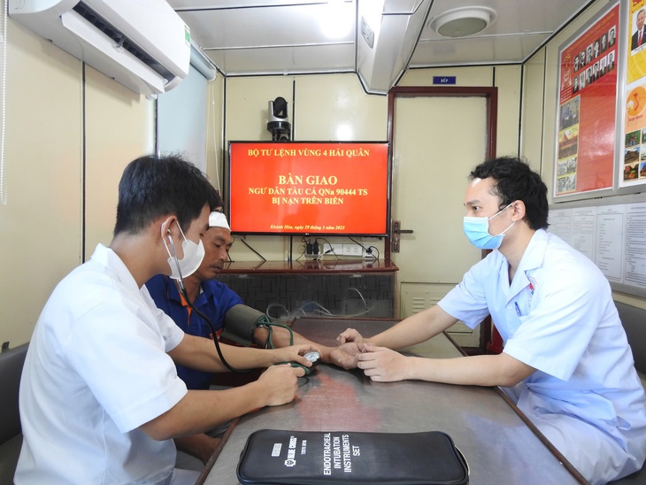 Tàu hải quân bàn giao ngư dân gặp nạn cho gia đình- Ảnh 2. Tàu hải quân bàn giao ngư dân gặp nạn cho gia đình- Ảnh 2.