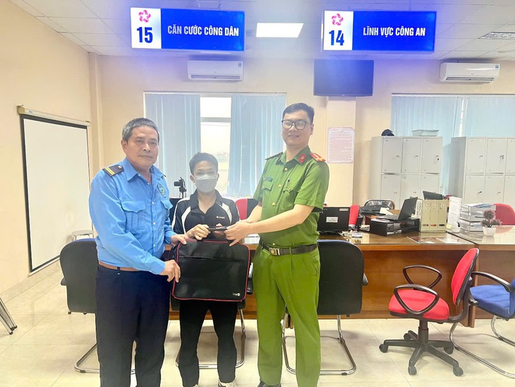 Đại úy công an phường tìm giúp người dân 15 triệu đồng bị rơi khi đi làm căn cước- Ảnh 1. Đại úy công an phường tìm giúp người dân 15 triệu đồng bị rơi khi đi làm căn cước- Ảnh 1.
