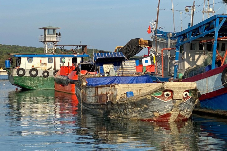 Chặn đứng tàu gỗ không số chở hơn 10 tấn đường cát không giấy tờ - Ảnh 1.