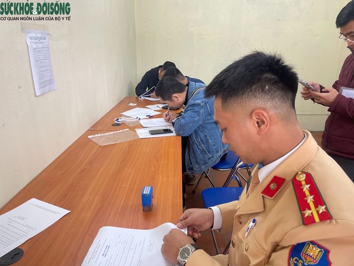 Có gì mới trong những ngày đầu CSGT Hà Nội cấp đổi giấy phép lái xe?- Ảnh 4.