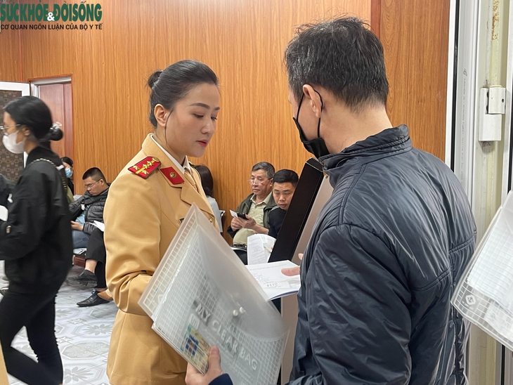 Có gì mới trong những ngày đầu CSGT Hà Nội cấp đổi giấy phép lái xe?- Ảnh 6.