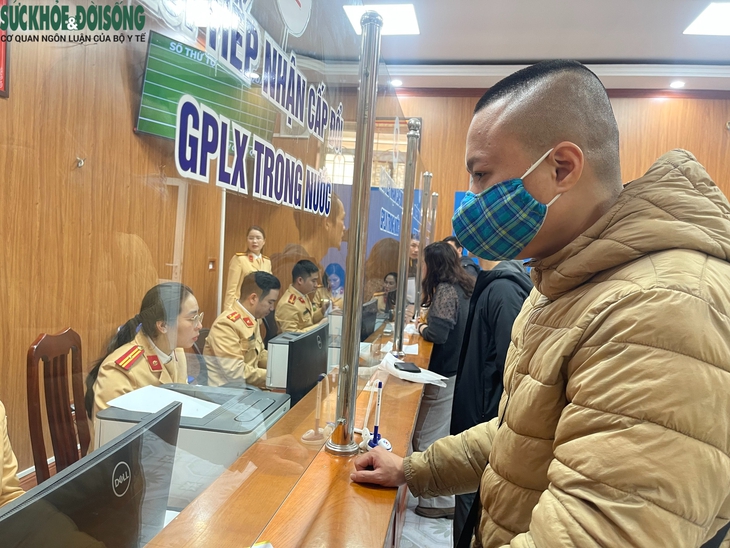 Có gì mới trong những ngày đầu CSGT Hà Nội cấp đổi giấy phép lái xe?- Ảnh 9.