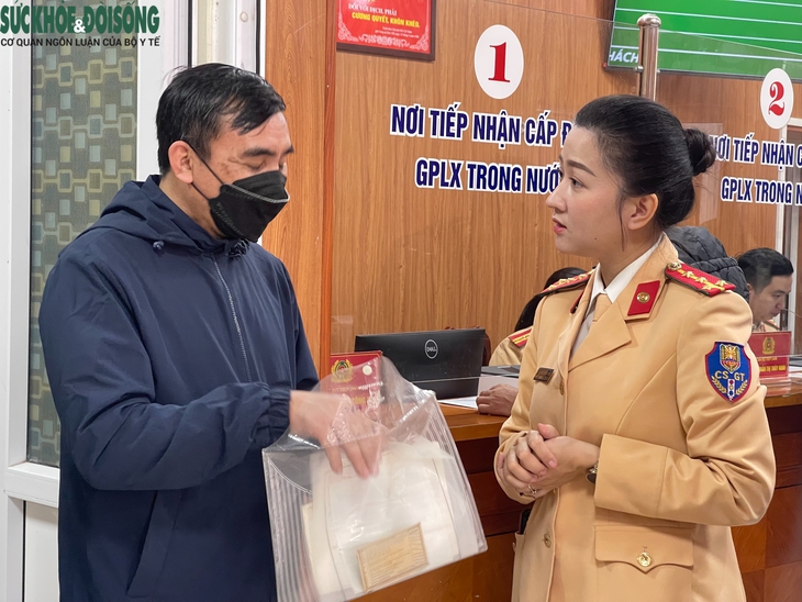 Có gì mới trong những ngày đầu CSGT Hà Nội cấp đổi giấy phép lái xe?- Ảnh 11.