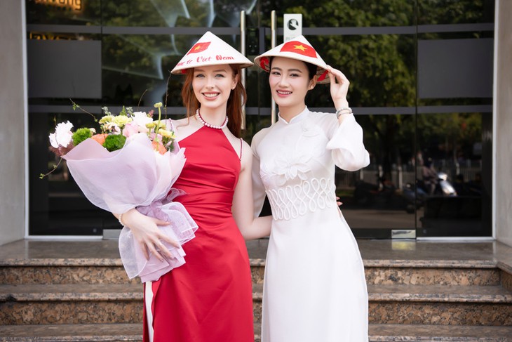 Ý Nhi gây chú ý khi đưa 'đối thủ' tại Miss World khám phá Sài Gòn- Ảnh 1. Ý Nhi gây chú ý khi đưa 'đối thủ' tại Miss World khám phá Sài Gòn- Ảnh 1.