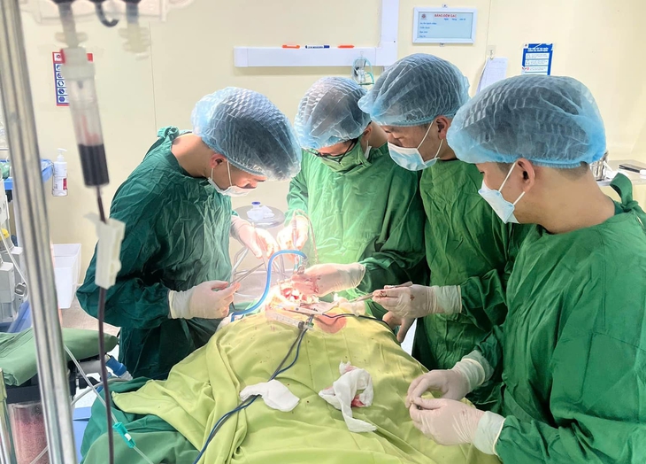 Các bác sĩ tiến hành phẫu thuật giải phóng chèn ép và cầm máu cho bệnh nhân. Các bác sĩ tiến hành phẫu thuật giải phóng chèn ép và cầm máu cho bệnh nhân.