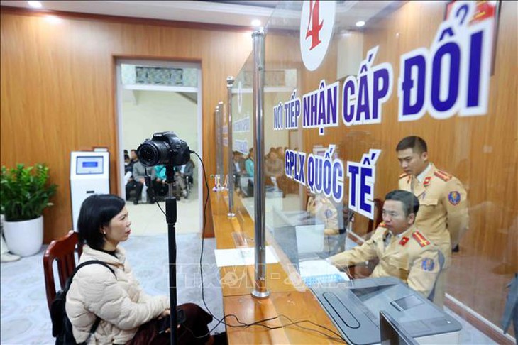 Giấy phép lái xe quá thời hạn sử dụng từ 1 năm trở lên phải sát hạch lý thuyết và thực hành- Ảnh 1.
