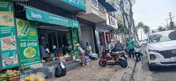 Sau 1 ngày ra quân giành lại vỉa hè tại thành phố du lịch: Nha Trang chỗ thông thoáng, nơi vẫn bị chiếm dụng- Ảnh 10.