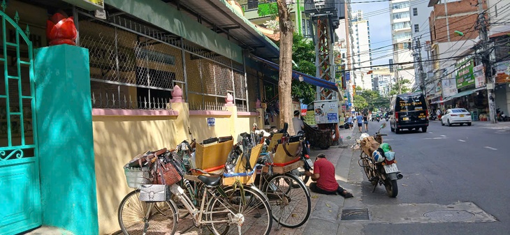 Sau 1 ngày ra quân giành lại vỉa hè tại thành phố du lịch: Nha Trang chỗ thông thoáng, nơi vẫn bị chiếm dụng- Ảnh 4.