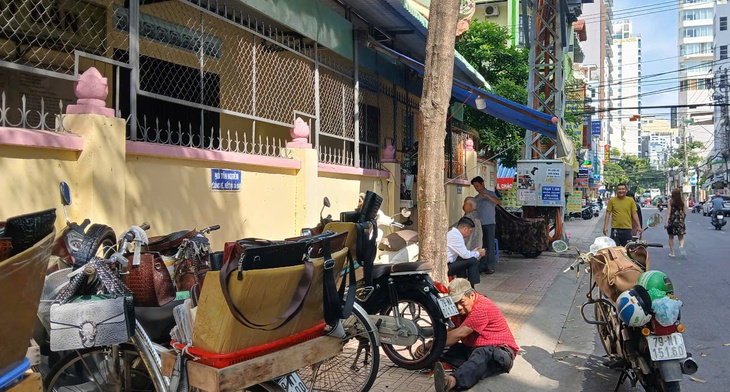 Sau 1 ngày ra quân giành lại vỉa hè tại thành phố du lịch: Nha Trang chỗ thông thoáng, nơi vẫn bị chiếm dụng- Ảnh 5.