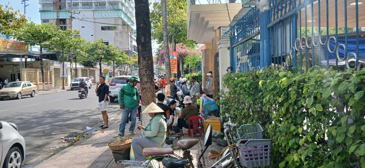 Sau 1 ngày ra quân giành lại vỉa hè tại thành phố du lịch: Nha Trang chỗ thông thoáng, nơi vẫn bị chiếm dụng- Ảnh 6.