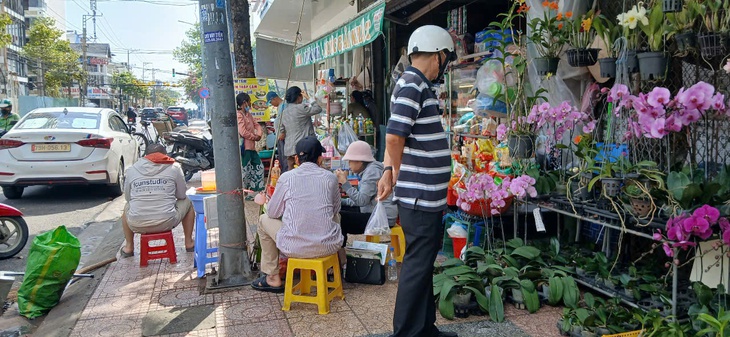 Sau 1 ngày ra quân giành lại vỉa hè tại thành phố du lịch: Nha Trang chỗ thông thoáng, nơi vẫn bị chiếm dụng- Ảnh 7.
