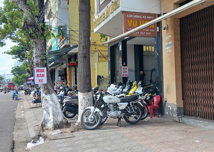 Sau 1 ngày ra quân giành lại vỉa hè tại thành phố du lịch: Nha Trang chỗ thông thoáng, nơi vẫn bị chiếm dụng- Ảnh 8.