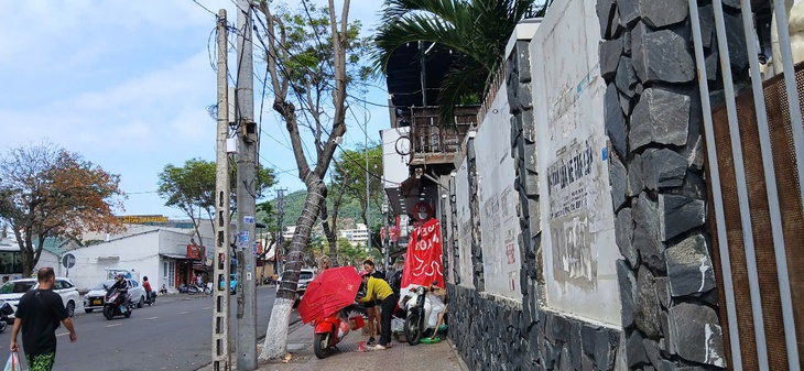 Sau 1 ngày ra quân giành lại vỉa hè tại thành phố du lịch: Nha Trang chỗ thông thoáng, nơi vẫn bị chiếm dụng- Ảnh 9.