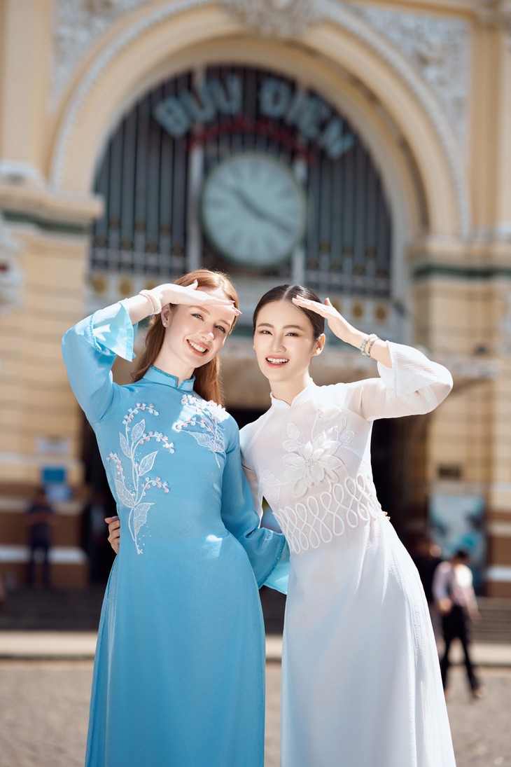 Ý Nhi gây chú ý khi đưa 'đối thủ' tại Miss World khám phá Sài Gòn- Ảnh 6. Ý Nhi gây chú ý khi đưa 'đối thủ' tại Miss World khám phá Sài Gòn- Ảnh 6.