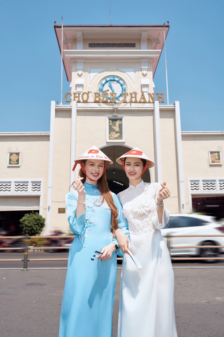 Ý Nhi gây chú ý khi đưa 'đối thủ' tại Miss World khám phá Sài Gòn- Ảnh 2. Ý Nhi gây chú ý khi đưa 'đối thủ' tại Miss World khám phá Sài Gòn- Ảnh 2.