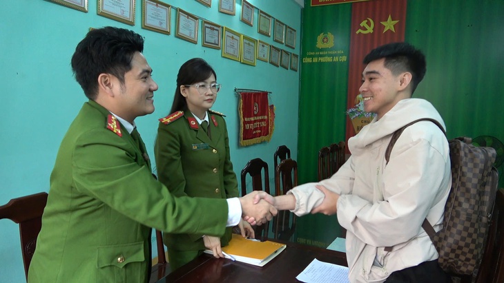 Nhận 219 triệu đồng chuyển khoản nhầm, nam thanh niên trình báo công an- Ảnh 1. Nhận 219 triệu đồng chuyển khoản nhầm, nam thanh niên trình báo công an- Ảnh 1.