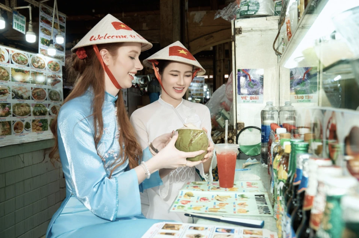 Ý Nhi gây chú ý khi đưa 'đối thủ' tại Miss World khám phá Sài Gòn- Ảnh 7. Ý Nhi gây chú ý khi đưa 'đối thủ' tại Miss World khám phá Sài Gòn- Ảnh 7.
