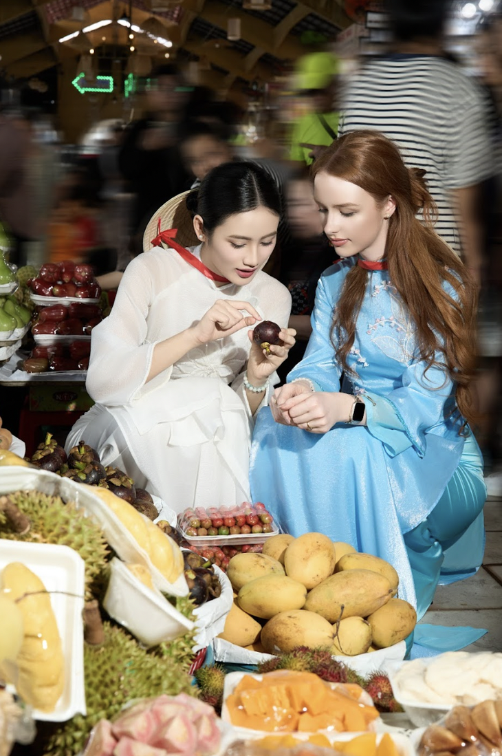 Ý Nhi gây chú ý khi đưa 'đối thủ' tại Miss World khám phá Sài Gòn- Ảnh 9. Ý Nhi gây chú ý khi đưa 'đối thủ' tại Miss World khám phá Sài Gòn- Ảnh 9.