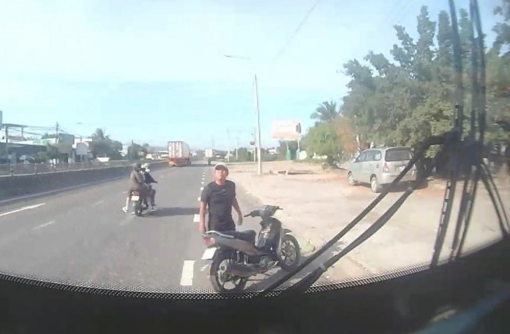 Video tài xế xe buýt bị chặn đánh giữa ban ngày- Ảnh 1. Video tài xế xe buýt bị chặn đánh giữa ban ngày- Ảnh 1.