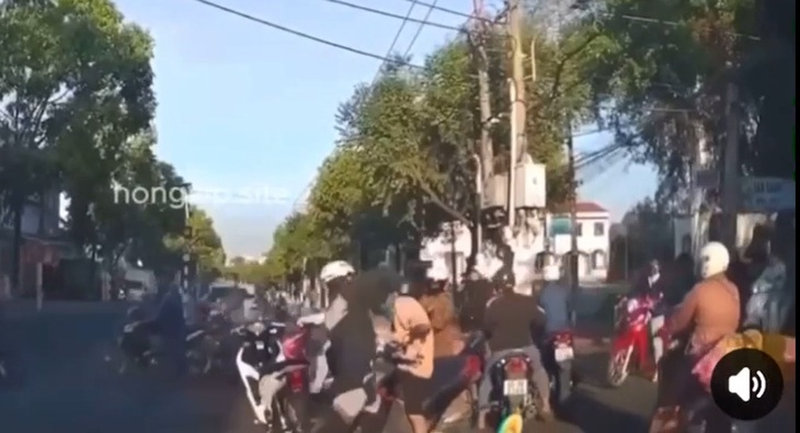 Video thanh niên đánh tới tấp người đàn ông sau va chạm giao thông- Ảnh 1.