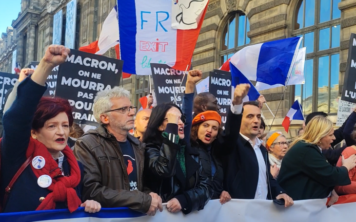 Hàng ngàn người tuần hành ở Paris phản đối viện trợ cho Ukraine