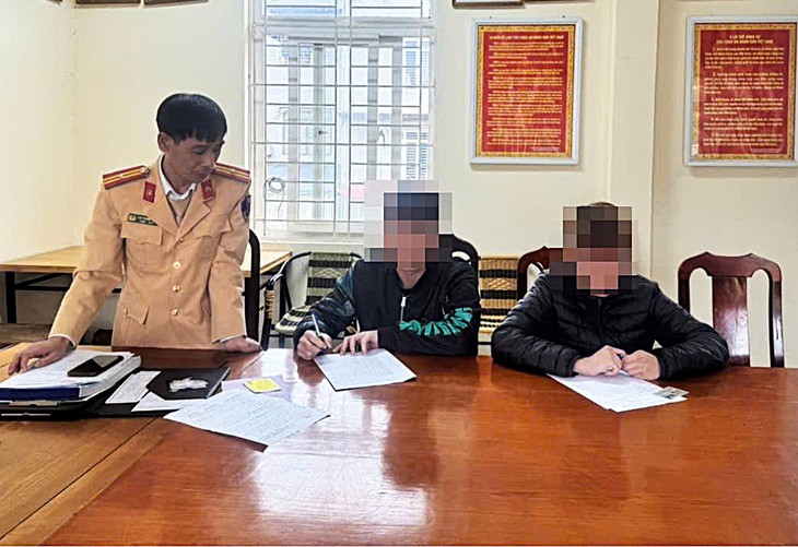 Xác định danh tính nhóm "quái xế" lạng lách, đánh võng trên cầu Nhật Tân- Ảnh 3.