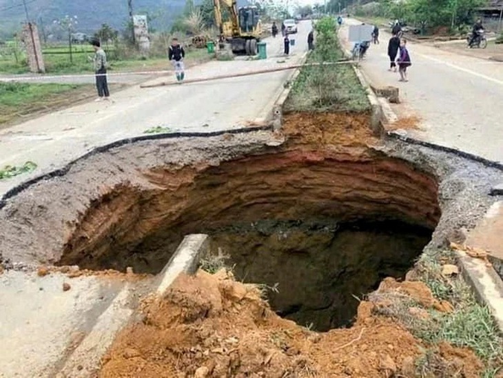 'Hố tử thần' trên Quốc lộ 3B ở Bắc Kạn, có xu hướng sụt sâu và mở rộng- Ảnh 1. 'Hố tử thần' trên Quốc lộ 3B ở Bắc Kạn, có xu hướng sụt sâu và mở rộng- Ảnh 1.