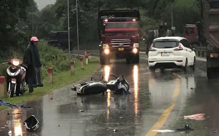 Va chạm với ô tô tải, hai học sinh thương vong