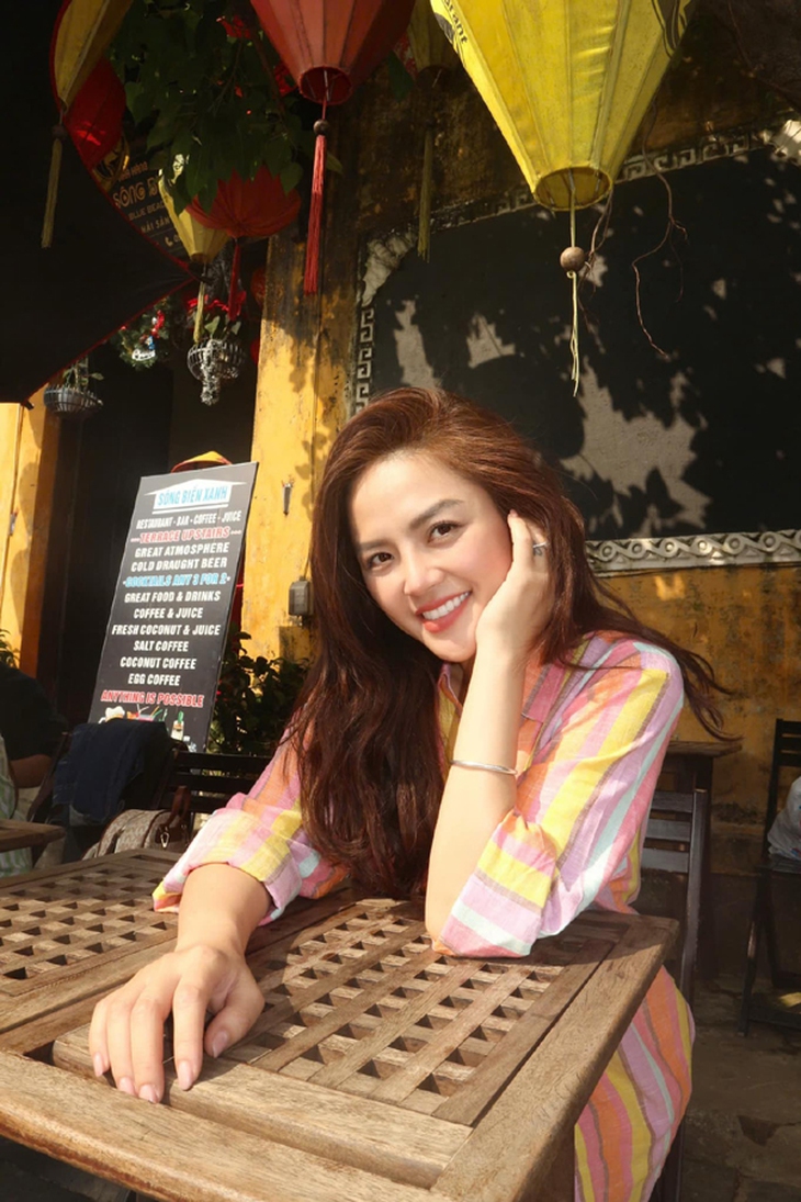 Kiều Anh - Thu Quỳnh phim 'Cha tôi, người ở lại' ngoài đời thực có sắc vóc ra sao?- Ảnh 8. Kiều Anh - Thu Quỳnh phim 'Cha tôi, người ở lại' ngoài đời thực có sắc vóc ra sao?- Ảnh 8.