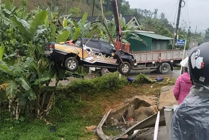 Xe máy va chạm ô tô bán tải, ba người thương vong- Ảnh 1.