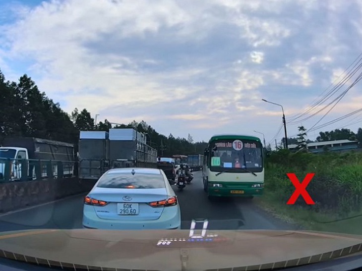 Xử phạt tài xế điều khiển xe buýt đi ngược chiều trên Quốc lộ 1A- Ảnh 1. Xử phạt tài xế điều khiển xe buýt đi ngược chiều trên Quốc lộ 1A- Ảnh 1.
