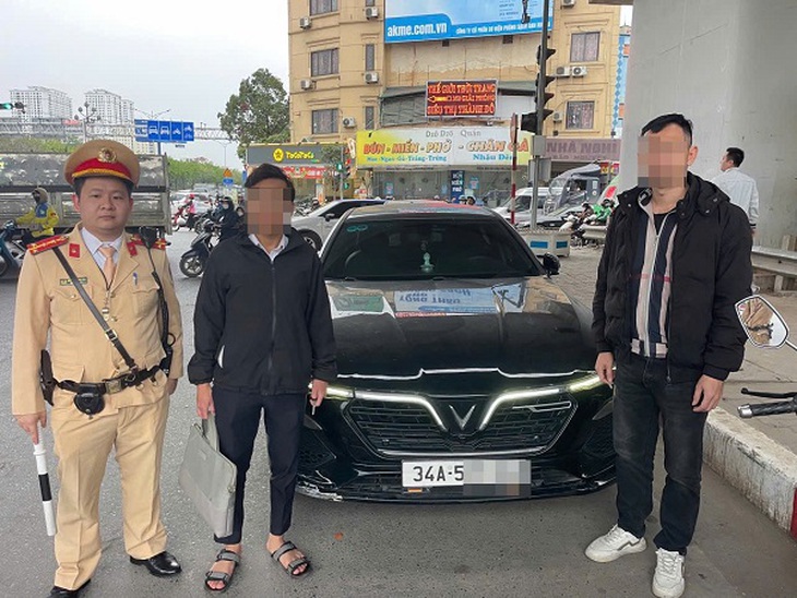 Chặn bắt ô tô là tang vật vụ án khi đang lưu thông trên đường - Ảnh 1.