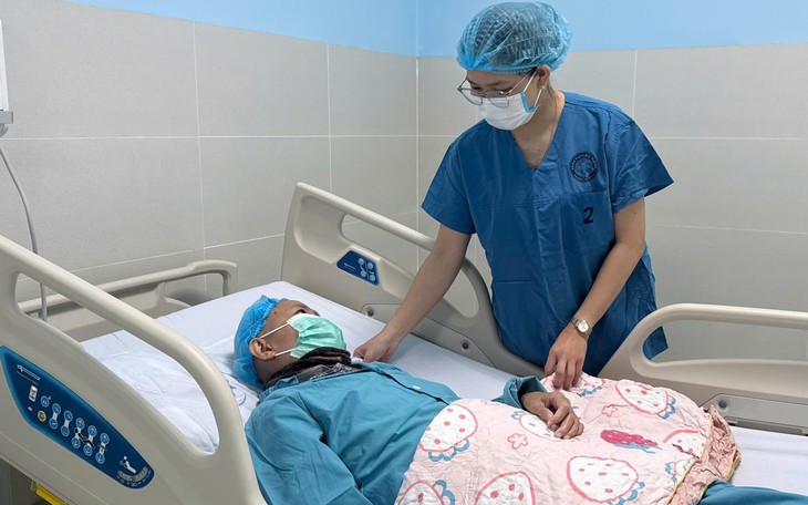 Hạnh phúc nghẹn ngào của người mẹ trẻ sau ca vi phẫu loại bỏ khối u tủy gần 10cm- Ảnh 3.