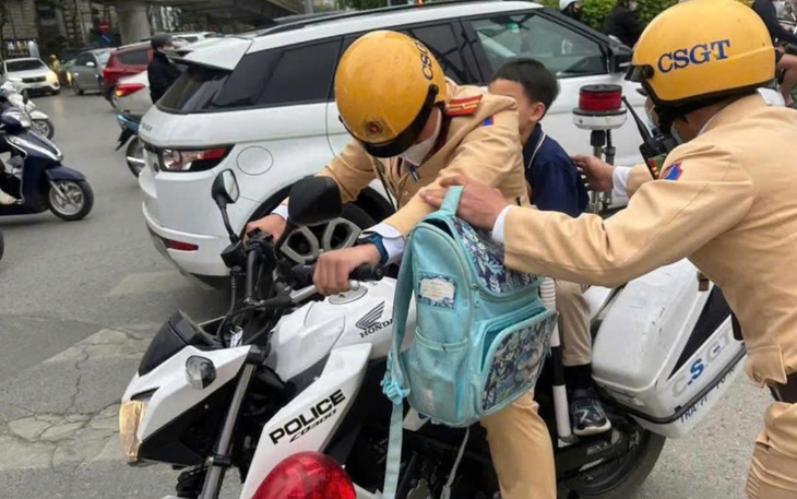 Công an lần theo thông tin trong cặp sách của cháu bé đi lạc để tìm người thân