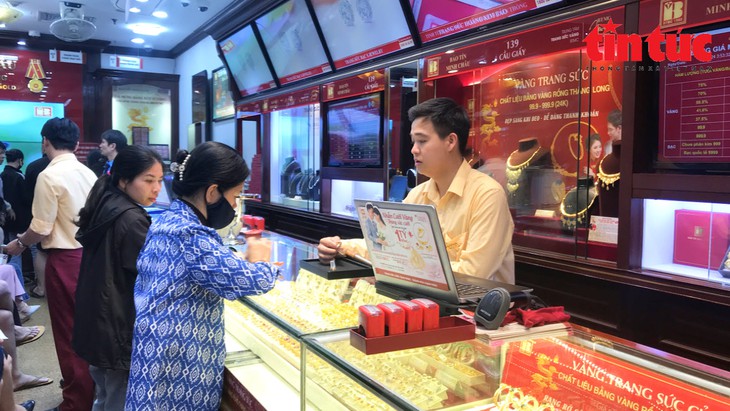 Giá vàng sáng 31/3 đồng loạt tăng mạnh, vượt 101 triệu đồng/lượng- Ảnh 1.