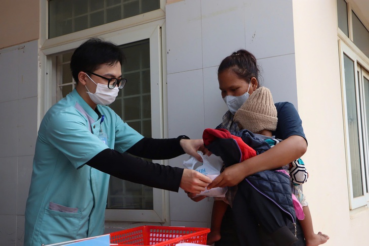 Bệnh viện Đại học Y Dược Buôn Ma Thuột tổ chức chương trình khám chữa bệnh và cấp phát thuốc miễn phí tại xã Ea Trul, huyện Krông Bông- Ảnh 2. Bệnh viện Đại học Y Dược Buôn Ma Thuột tổ chức chương trình khám chữa bệnh và cấp phát thuốc miễn phí tại xã Ea Trul, huyện Krông Bông- Ảnh 2.