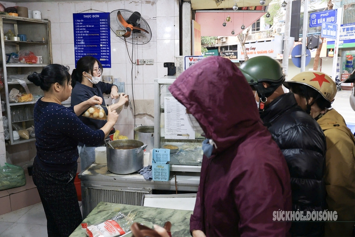 Người dân Hà Nội co ro xếp hàng mua bánh trôi, bánh chay dịp Tết Hàn thực- Ảnh 1.