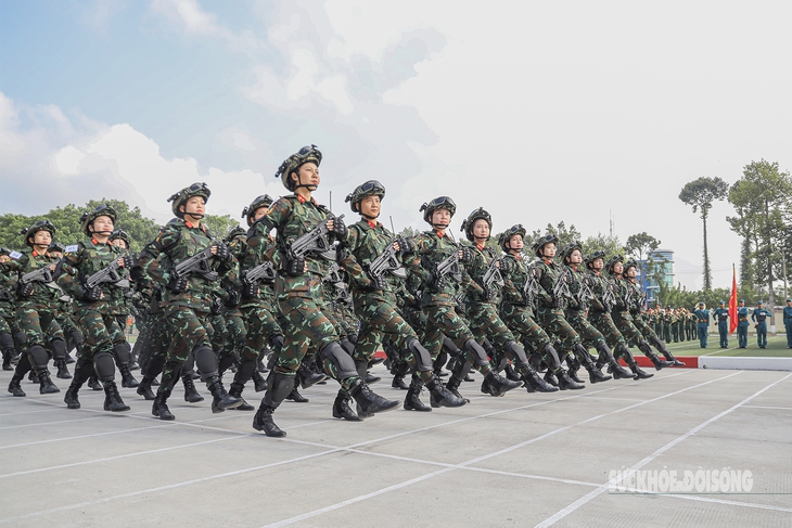 Nữ chiến sĩ kiên cường tập luyện chuẩn bị cho đại lễ 30/4- Ảnh 1.