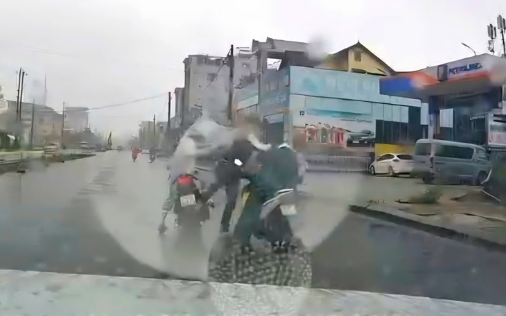 Video: Phẫn nộ thanh niên đánh người sau va chạm giao thông ở Huế