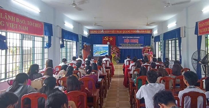 Vùng 4 Hải quân tuyên truyền về biển, đảo Việt Nam cho gần 500 học sinh Ninh Thuận- Ảnh 1.
